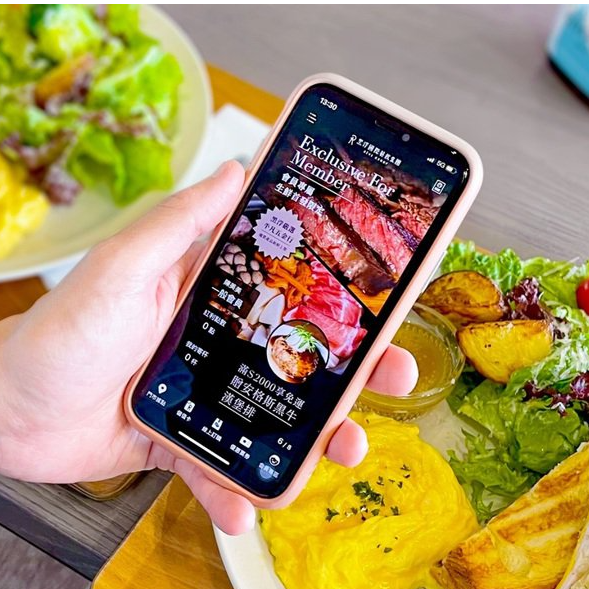 威許移動 WishMobile 黑浮國際餐飲集團運用 MarTech 強化虛實融合的消費體驗，讓鐵粉能利用 APP 快速查看集團旗下各品牌訊息或是消費紀錄。